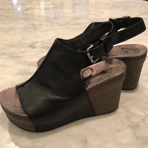 OTBT black leather wedge